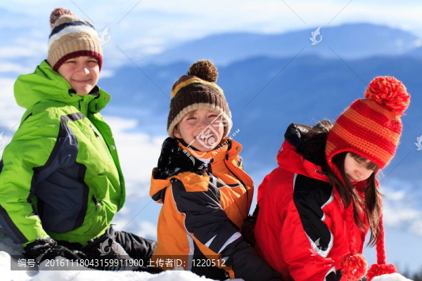 坐在雪中的孩子們