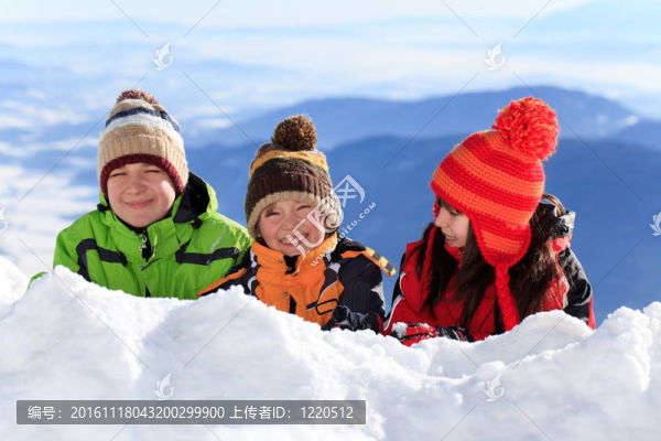 在雪中玩耍的孩子們