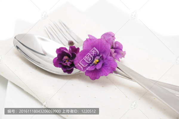 餐具與紫羅蘭
