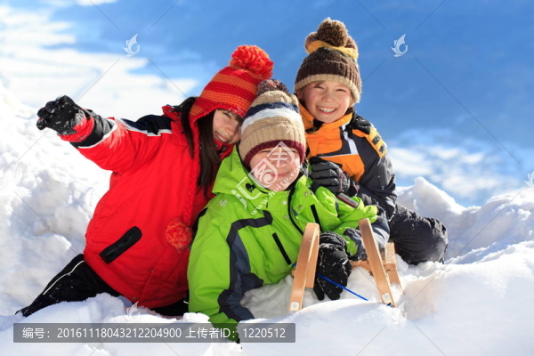 雪中快樂的孩子們
