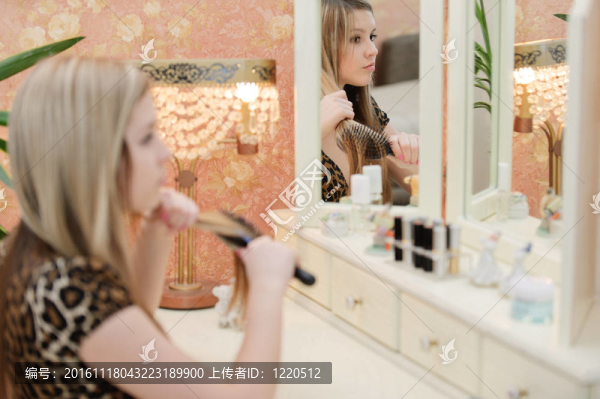 女孩梳頭發(fā)