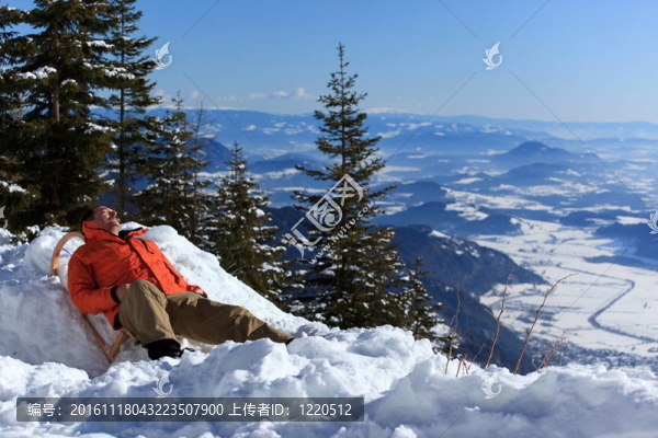 人在雪中休息