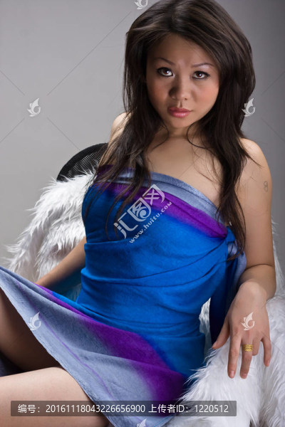 性感亞洲女孩在椅子上