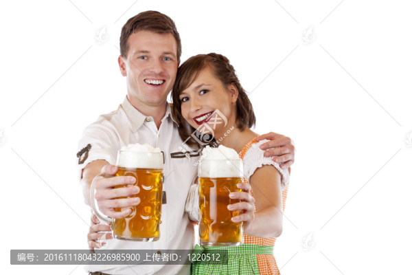 年輕的男人和女人拿著啤酒杯緊身裙