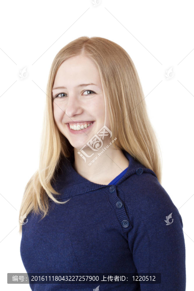 年輕漂亮的女人帶著長長的金發(fā)微笑著拍照