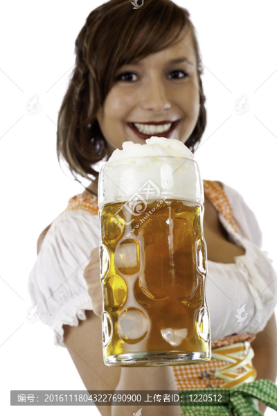 微笑的女人緊身持有啤酒斯坦