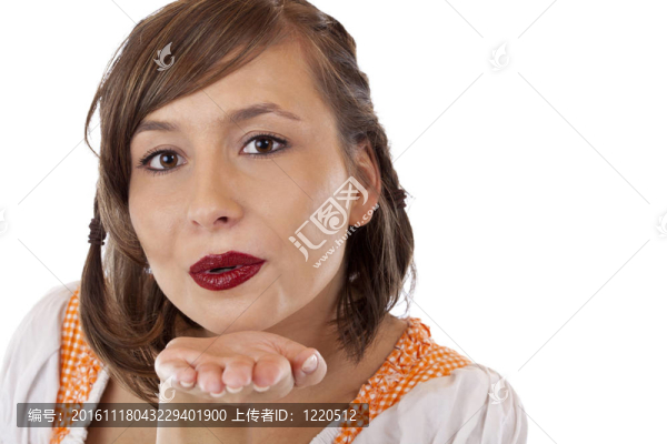 在緊身吹吻一個年輕漂亮的女人特寫
