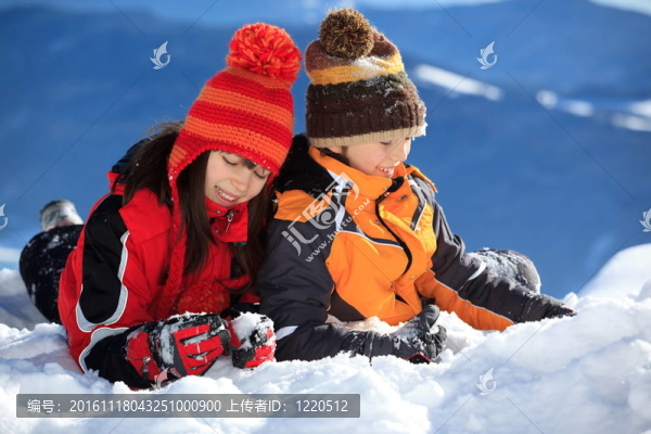在雪中玩耍的孩子們