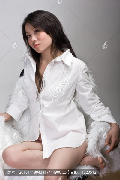 華麗的中國女孩在椅子上