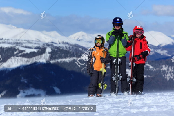 滑雪服裝的孩子們
