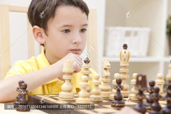體貼的小男孩下棋