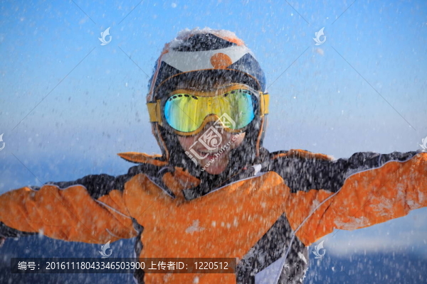 年輕的滑雪者在雪山