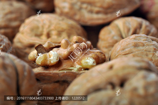 一個(gè)打開(kāi)核桃