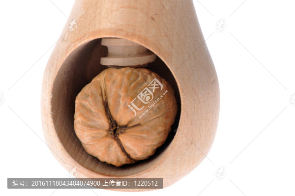 核桃放入胡桃?jiàn)A子