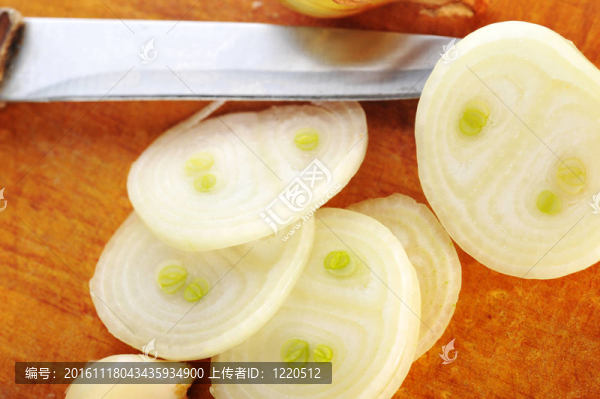 在案板上香料