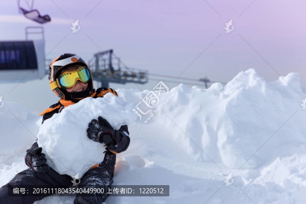 在雪中玩耍的男孩