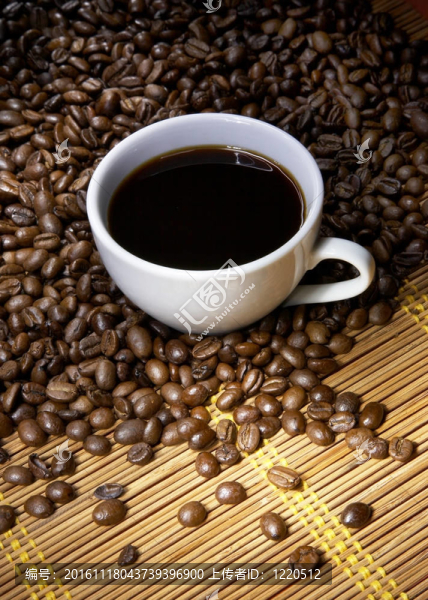 有烤咖啡豆的咖啡杯