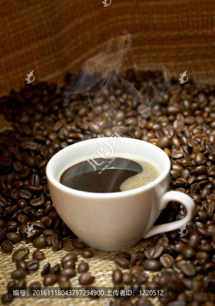有烤咖啡豆的咖啡杯