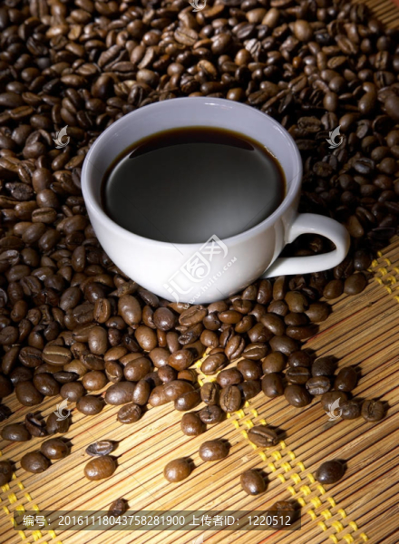 有烤咖啡豆的咖啡杯
