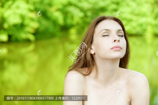 年輕漂亮的女人