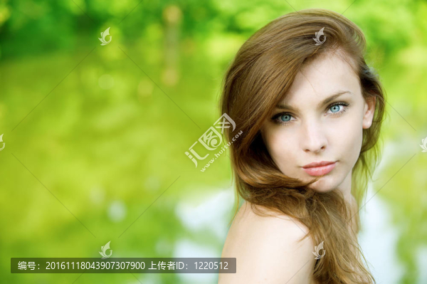 年輕漂亮的女人