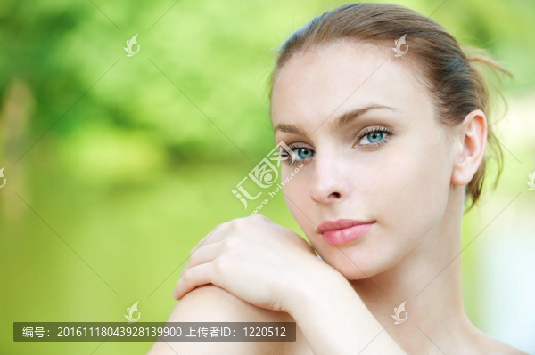 年輕漂亮的女人