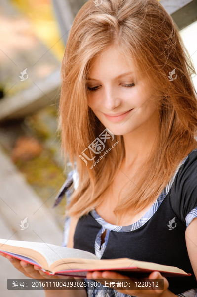 帶書的年輕女人