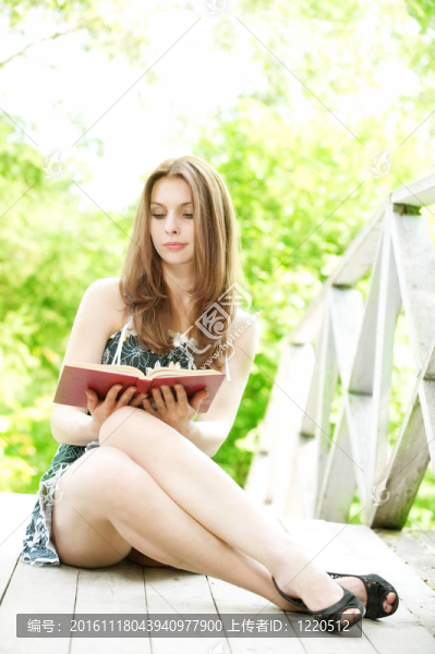 年輕的女人讀一本書