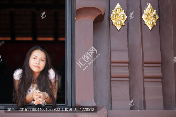 亞洲婦女在寺廟窗口