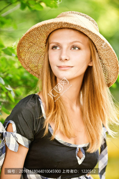 戴帽子的女孩