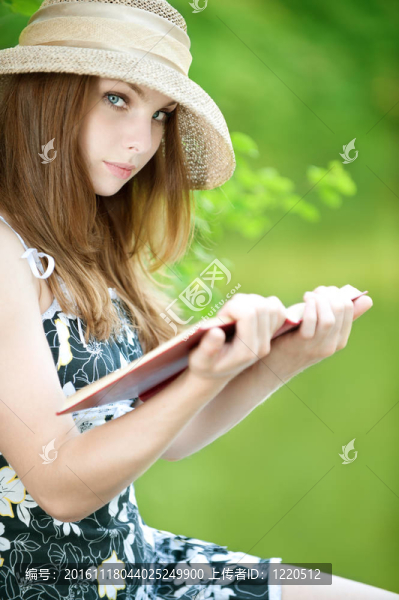 戴帽子的年輕女人