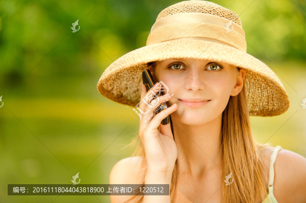 戴電話的戴著帽子的女孩