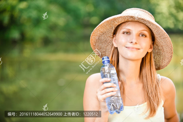 戴帽子的女孩喝水