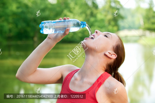 年輕的女人喝一杯水