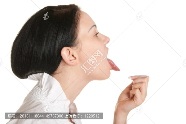 年輕的女人把舌頭伸出來