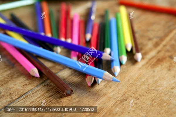 木制課桌上的彩色鉛筆
