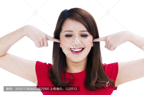 可愛的女人用手指在她的耳朵
