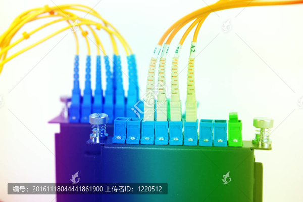 技術數據中心的網絡電纜和服務器的拍攝