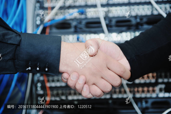 網(wǎng)絡(luò)服務(wù)器機(jī)房的工程師