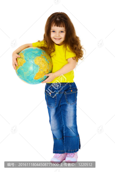 快樂的小女孩穿著牛仔褲與地理地球儀