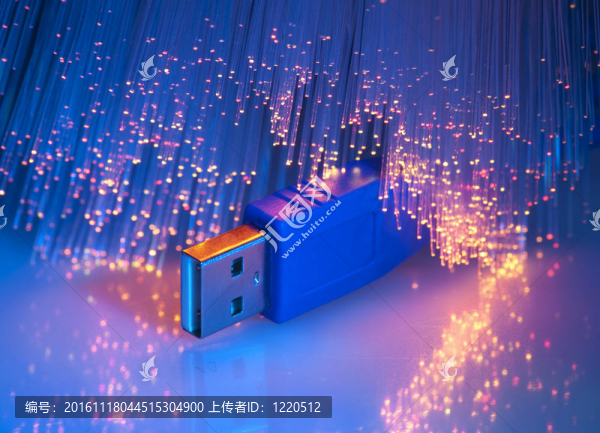 纖維光學(xué)背景的USB插頭特寫