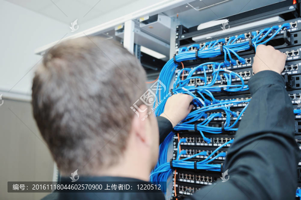 在數(shù)據(jù)中心機(jī)房的年輕工程師
