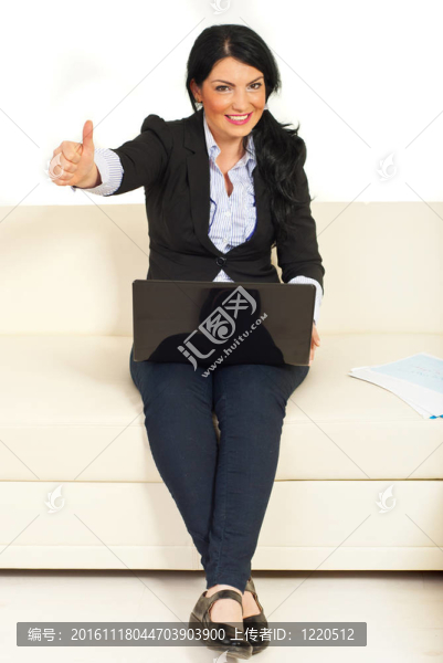 商業(yè)女人在沙發(fā)上豎起大拇指