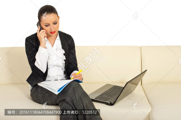 執(zhí)行婦女通過(guò)手機(jī)通話