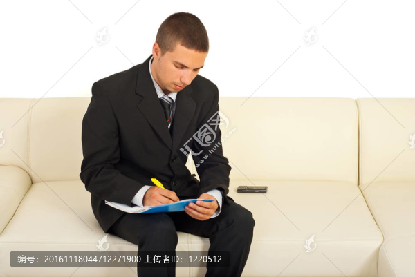 商務(wù)男士寫字坐沙發(fā)