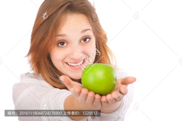 美麗的年輕女子拿著一個蘋果