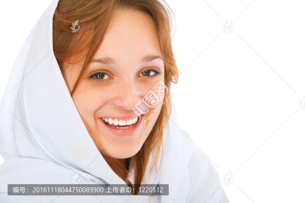 笑的女孩在白色的圍巾