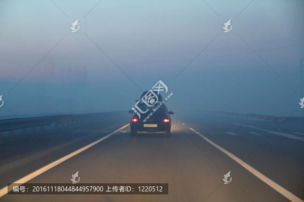 在霧中移動(dòng)的道路上的車(chē)