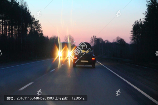 向卡車上的燈