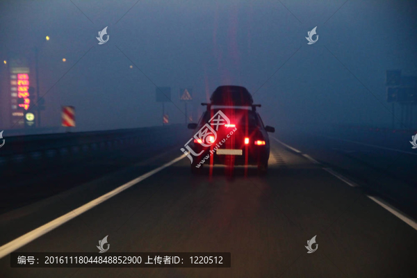 在霧中移動的道路上的車